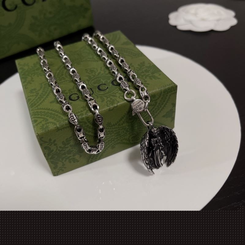 G*u*i necklaces